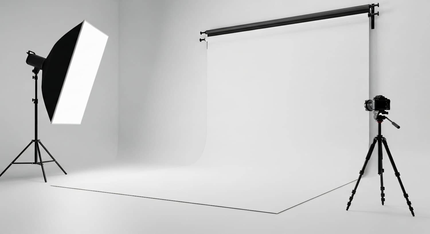 Studio fotografike e ndritshme me sfond të bardhë, softbox dhe kamerë mbi trekëmbësh