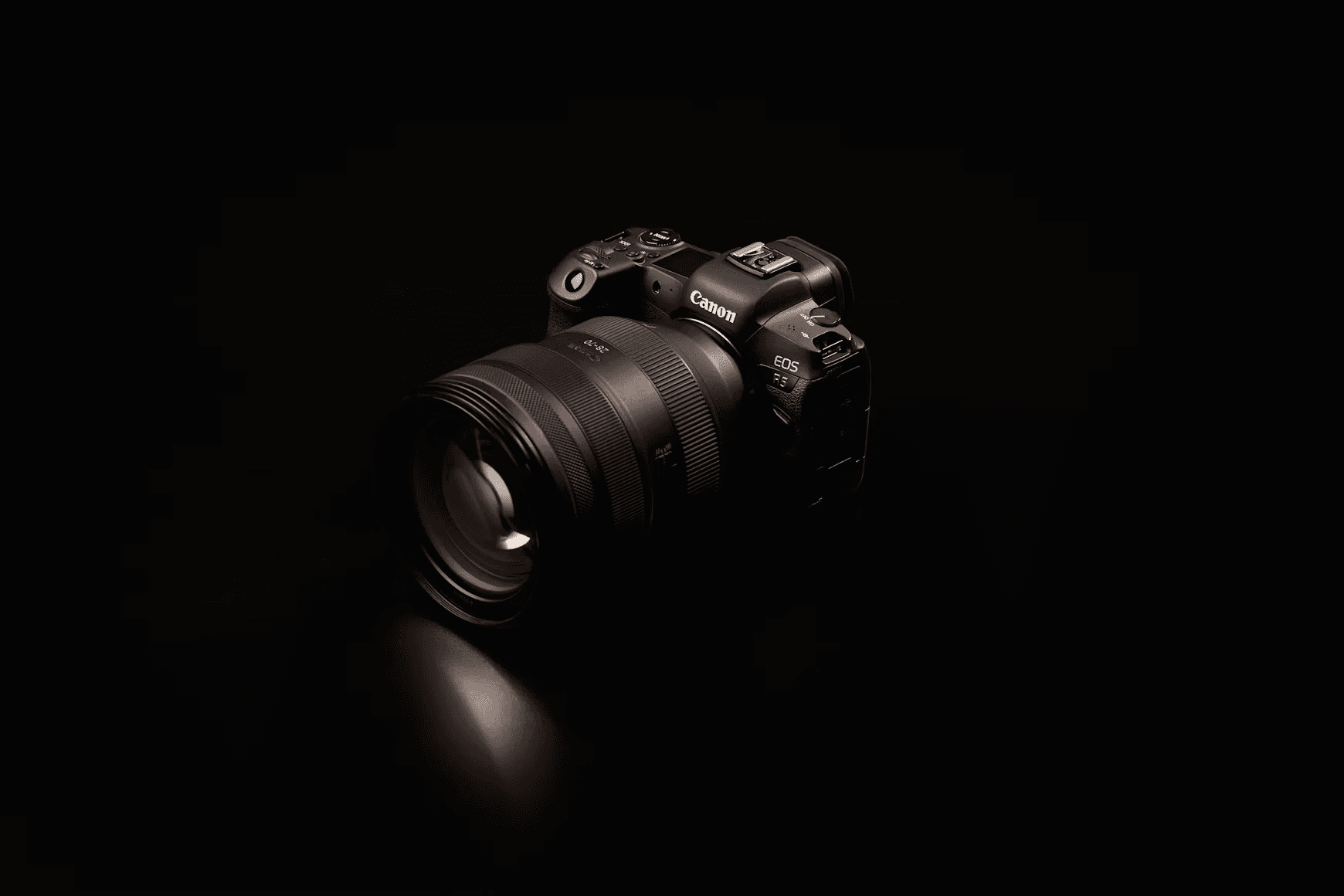 Kamera pa pasqyrë Canon EOS R5 me një objektiv RF të montuar